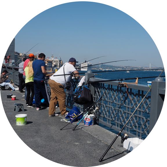 pêcheurs sur le pont Galata, Istanbul • Turquie